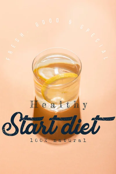 Bicchiere di acqua dolce con fette di limone su beige con dieta fresca, buona e speciale, sana di partenza 100 per cento di iscrizione naturale — Foto stock