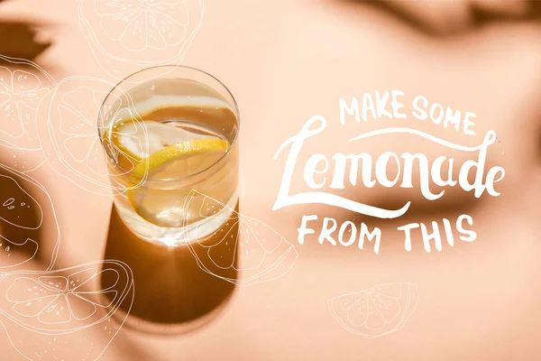 Стакан пресной воды с ломтиками лимона на бежевом с сделать некоторые лимонад из этой надписи — стоковое фото
