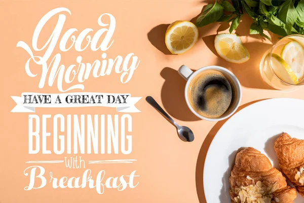 Vista superior de café y croissants para el desayuno en la mesa beige con buenos días, tener un gran día, comenzando con letras de desayuno - foto de stock