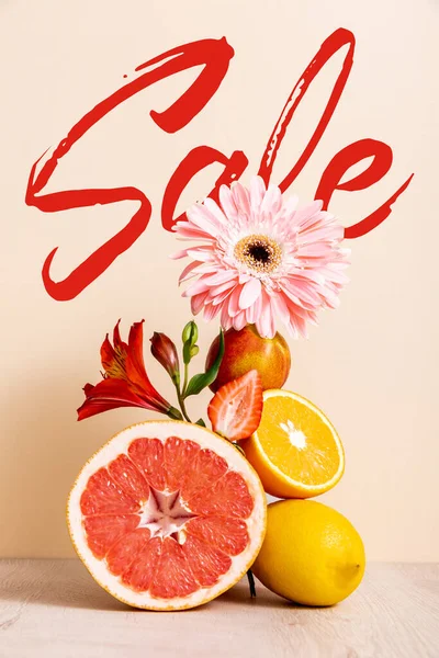 Composição floral e fruta com citrinos, morango e pêssego perto de venda lettering em fundo bege — Fotografia de Stock