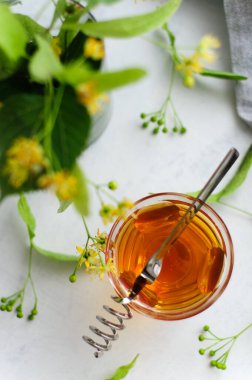 Ballı ve limonlu taze ıhlamur çayı.