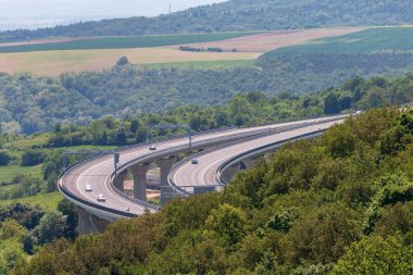 Üzerinde bazı arabalar ile büyük beton üst geçit