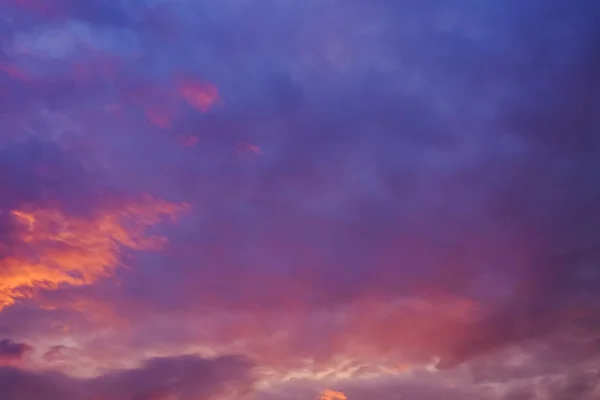 Dramático Céu Pôr Sol Roxo Laranja Céu Com Nuvens — Fotografia de Stock
