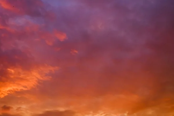 Dramatische Avondrood Paars Oranje Hemel Met Wolken — Stockfoto