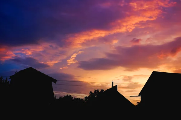 Silhouet Van Een Huis Boom Paarse Zonsondergang — Stockfoto