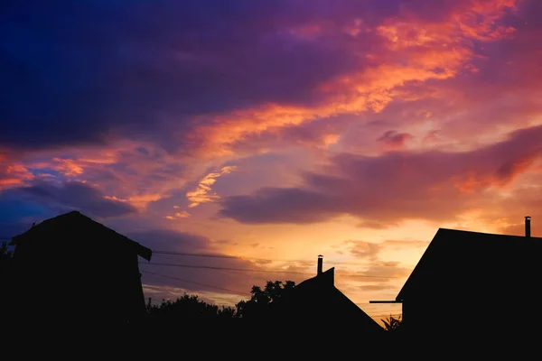 Silhouet Van Een Huis Boom Paarse Zonsondergang — Stockfoto