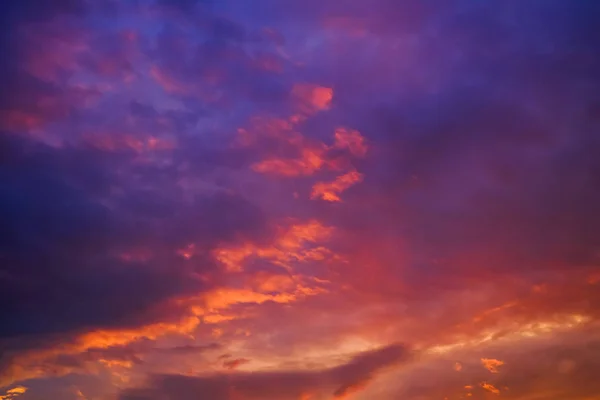 Драматическое Небо Заката Фиолетовое Оранжевое Небо Облаками — стоковое фото