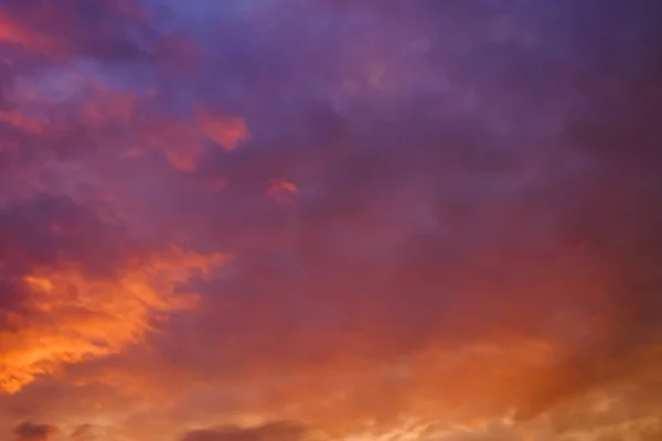 Dramático Céu Pôr Sol Roxo Laranja Céu Com Nuvens — Fotografia de Stock