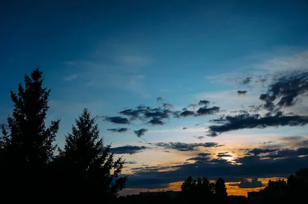 Natural Sunset Sunrise. Céu Dramático Brilhante e Terra Negra. Céu colorido ao pôr-do-sol amanhecer. Sun Over Skyline, Horizon . — Fotografia de Stock