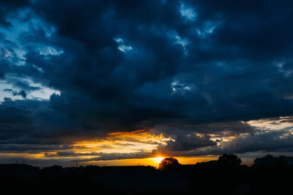 Natural Sunset Sunrise. Céu Dramático Brilhante e Terra Negra. Céu colorido ao pôr-do-sol amanhecer. Sun Over Skyline, Horizon . — Fotografia de Stock