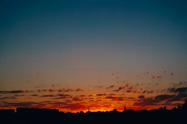 Prachtige zonsondergang gekleurde wolken in de lucht. — Stockfoto