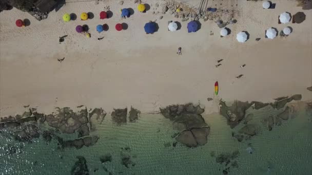 Plage Avec Sable Blanc Eau Bleue Parasols Colorés Kayak Tir — Video