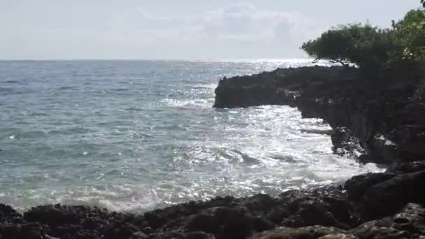 海浪拍打海滩上尖锐的岩石 形成巨大的飞溅 — 图库视频影像