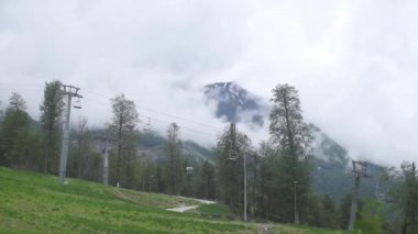 Teleferik Soçi, Krasnaya Polyana, Rosa Khutor, statik çekim, zaman Tur bulutlarda