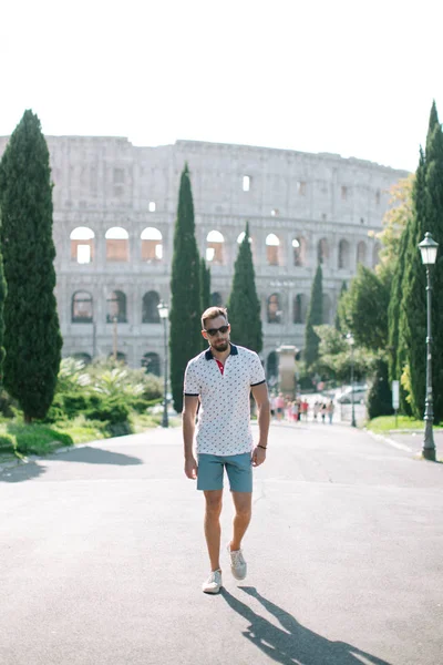Güneşli bir günde Colosseum arka sokakta Roma'da bir adam girer