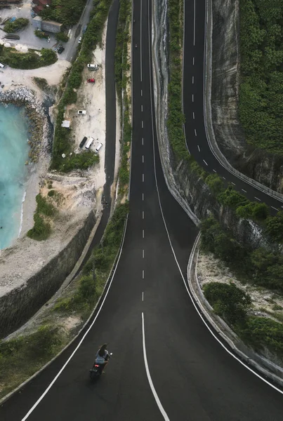 Başlangıç fotoğraf manzara. Motosiklet gitmek yolda, ateş bir dron