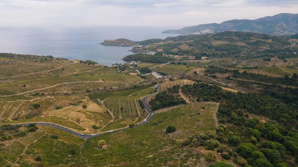 Dağlar ve plajlar, bir dron çekim bir serpantin otomobil devam