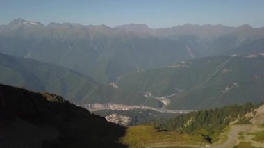 Şehir arasında dağlar, uçağı görünümünden