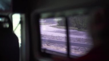 Yan pencere açık araba, karanlık, monopod çekim yol değişiklikleri