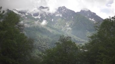 Uçan bulutlarda karlı dağlarda geçmiş