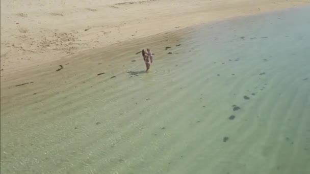 Filmati Aerei Una Ragazza Vomita Bambino Sulla Spiaggia Acqua Drone — Video Stock