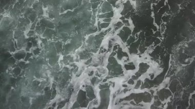 Havadan görüntüleri, mavi dalgalar okyanusta, ek yükü dron vurdu