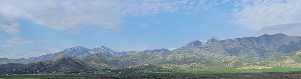 噂のビンガムキャニオン鉱山またはケネコットユタ銅鉱山を含むオーカー山脈のパノラマ最大の露天掘り銅鉱山 ユタ州ソルトレイク バレーの世界 アメリカ — ストック写真