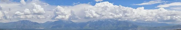 パノラマ ビューのワサッチ フロント ロッキー山脈 溶融雪と Cloudscape と早春のグレート ソルトレーク盆地 ユタ州 アメリカ合衆国 — ストック写真