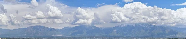 瓦萨奇前落基山脉的全景 早春的大盐湖河谷 冰雪融化 Cloudscape 犹他州 — 图库照片