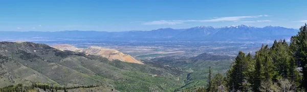 瓦萨奇前岩山从 Oquirrh 由肯尼科特力拓铜矿 犹他湖和大盐湖山谷在早春的融化雪和 Cloudscape 犹他州 — 图库照片