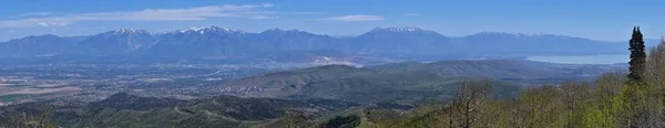 瓦萨奇前岩山从 Oquirrh 由肯尼科特力拓铜矿 犹他湖和大盐湖山谷在早春的融化雪和 Cloudscape 犹他州 — 图库照片