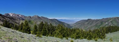 Tooele Oquirrh Dağları boyunca Wasatch açık Rocky Dağları, Kennecott Rio Tinto bakır madeni tarafından görünümlerini baharda Tooele büyük Tuz Gölü tarafından bakarak. Utah, ABD.