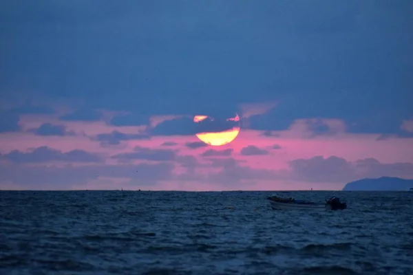 Ruhige Szene Der Nahaufnahme Rote Sonne Und Roter Himmel Sonnenuntergang — Stockfoto