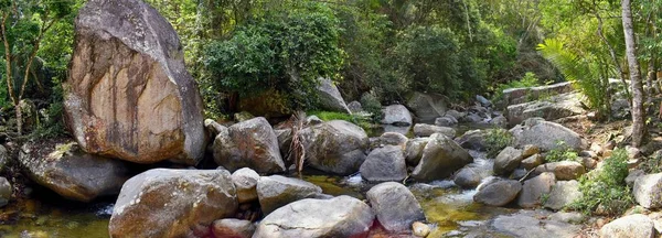 Kırsal küçük köy yolu orman nehir ve şelale görünümlerinden El Eden Puerto Vallarta nerede film filme Meksika tarafından için 