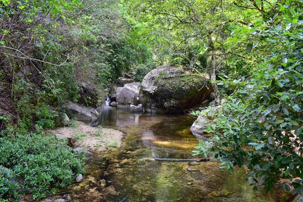 Kırsal küçük köy yolu orman nehir ve şelale görünümlerinden El Eden Puerto Vallarta nerede film filme Meksika tarafından için 
