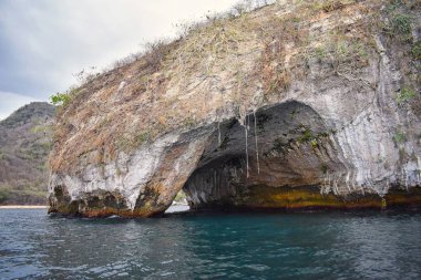 Milli Parkı Vallarta denizaltı veya Los Arcos Deniz Parkı (Las bezelye veya The Rocks), deniz kuşları Fırkateyn (çalışma platformları kuşlar), dahil olmak üzere büyük bir çeşitlilik ile arches Pelikan ve mavi ayaklı Boobie mağaralar ve tüneller ve tüplü dalış ve şnorkel ile.