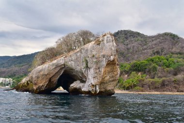 Milli Parkı Vallarta denizaltı veya Los Arcos Deniz Parkı (Las bezelye veya The Rocks), deniz kuşları Fırkateyn (çalışma platformları kuşlar), dahil olmak üzere büyük bir çeşitlilik ile arches Pelikan ve mavi ayaklı Boobie mağaralar ve tüneller ve tüplü dalış ve şnorkel ile.