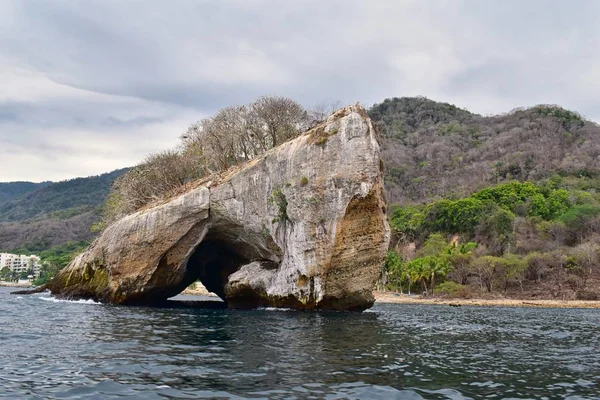 Milli Parkı Vallarta denizaltı veya Los Arcos Deniz Parkı (Las bezelye veya The Rocks), deniz kuşları Fırkateyn (çalışma platformları kuşlar), dahil olmak üzere büyük bir çeşitlilik ile arches Pelikan ve mavi ayaklı Boobie mağaralar ve tüneller ve tüplü dalış ve şnorkel ile.