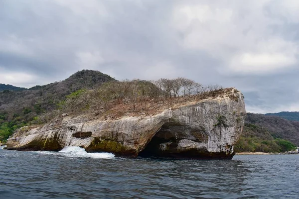 Milli Parkı Vallarta denizaltı veya Los Arcos Deniz Parkı (Las bezelye veya The Rocks), deniz kuşları Fırkateyn (çalışma platformları kuşlar), dahil olmak üzere büyük bir çeşitlilik ile arches Pelikan ve mavi ayaklı Boobie mağaralar ve tüneller ve tüplü dalış ve şnorkel ile.
