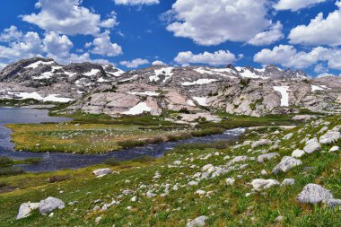 Üst ve alt Jean göl boyunca Rüzgar nehri aralığı, Rocky Dağları, Wyoming, sırt çantasıyla hiking trail Titcomb Havzası üzerinden Elkhart Park Trailhead için görünümlerinden Titcomb havzasında Hobbs, Seneca, ada göller ve fotoğrafçılar 
