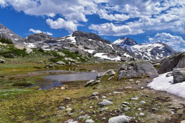 Üst ve alt Jean göl boyunca Rüzgar nehri aralığı, Rocky Dağları, Wyoming, sırt çantasıyla hiking trail Titcomb Havzası üzerinden Elkhart Park Trailhead için görünümlerinden Titcomb havzasında Hobbs, Seneca, ada göller ve fotoğrafçılar 