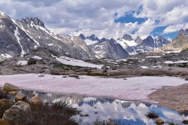 Üst ve alt Jean göl boyunca Rüzgar nehri aralığı, Rocky Dağları, Wyoming, sırt çantasıyla hiking trail Titcomb Havzası üzerinden Elkhart Park Trailhead için görünümlerinden Titcomb havzasında Hobbs, Seneca, ada göller ve fotoğrafçılar 