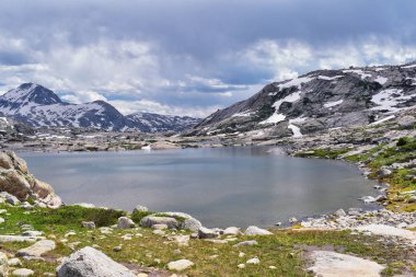Üst ve alt Jean göl boyunca Rüzgar nehri aralığı, Rocky Dağları, Wyoming, sırt çantasıyla hiking trail Titcomb Havzası üzerinden Elkhart Park Trailhead için görünümlerinden Titcomb havzasında Hobbs, Seneca, ada göller ve fotoğrafçılar 