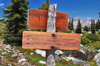 Continental bölmek iz işareti rüzgar nehirler aralığı Wyoming Continental bölmek Trail No 094, Fremont Crossing, Seneca Lake, Lester Pass, ada Gölü ve United States.Signage, işareti Rocky dağlarında parçası olan Hint göl boyunca sonrası, 