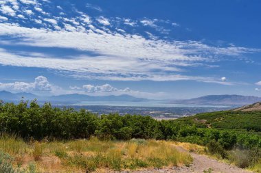 Panoramik manzaralı Travers dağ Provo, Utah County, Utah göl ve Wasatch açık Rocky Dağları ve cennet. Utah, ABD.