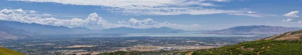 全景景观从普罗沃 犹他州县 犹他州湖和瓦萨奇前洛基山脉和 Cloudscape 的特拉弗斯山 犹他州 — 图库照片