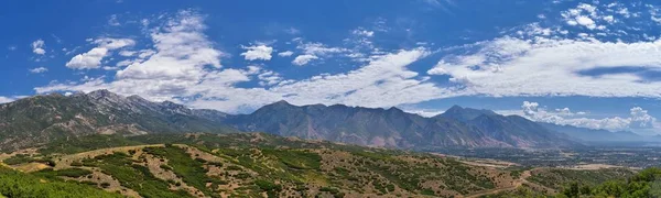 全景景观从普罗沃 犹他州县 犹他州湖和瓦萨奇前洛基山脉和 Cloudscape 的特拉弗斯山 犹他州 — 图库照片