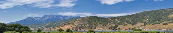 ヒーバー ユタ郡ティンパノーガス山ワサッチ フロントのロッキー山脈と Cloudscape 鹿クリーク貯水池近くの裏面の表示からパノラマの景観 ユタ州 アメリカ合衆国 — ストック写真