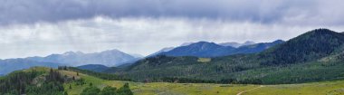 Pass, Midway ve Wasatch açık Rocky Dağları, yaz ormanları, bulutlar ve yağmur fırtınası boyunca Heber Vadisi panoramik manzara muhafızı geçiş sayısı. Utah, Amerika Birleşik Devletleri.