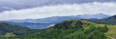 Pass, Midway ve Wasatch açık Rocky Dağları, yaz ormanları, bulutlar ve yağmur fırtınası boyunca Heber Vadisi panoramik manzara muhafızı geçiş sayısı. Utah, Amerika Birleşik Devletleri.